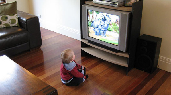 Можно ли смотреть телевизор ребёнку? Вред от телевизора. Сколько в день.