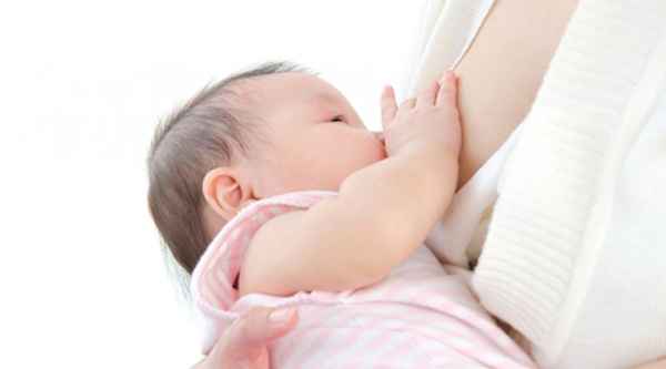 Сколько должен есть младенец грудного молока? Суточные нормы кормления.